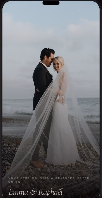 Page d'invitation digitale de mariage personnalisée sur smartphone avec date, lieu et programme de la journée